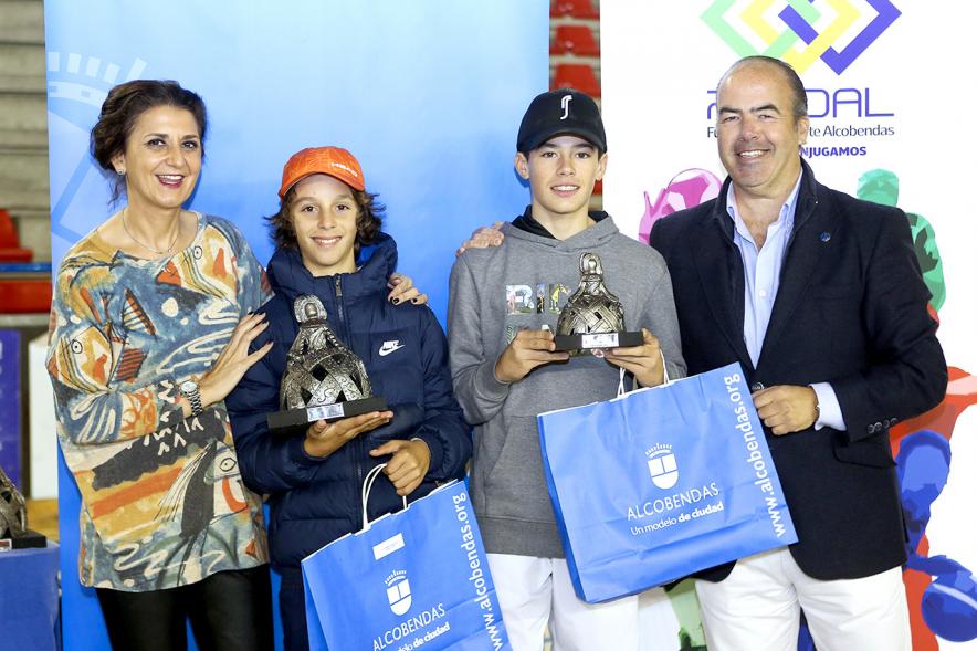 Entrega de Trofeos Torneo de Tenis La Menina 2018 -  Posado de Mar Rodríguez, concejal de deportes, los ganadores y  el responsable de Fundal.    