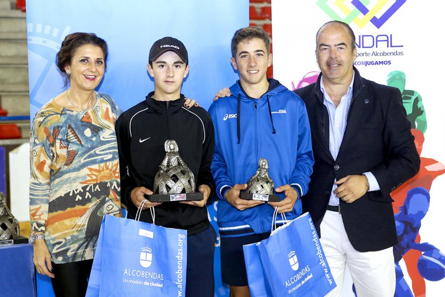 Entrega de Trofeos Torneo de Tenis La Menina 2018 - Posado de Mar Rodríguez, concejal de deportes, los ganadores y  el responsable de Fundal