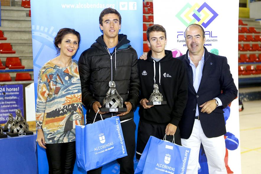 Entrega de Trofeos Torneo de Tenis La Menina 2018 - Posado de Mar Rodríguez, concejal de deportes, los ganadores y  el responsable de Fundal.    