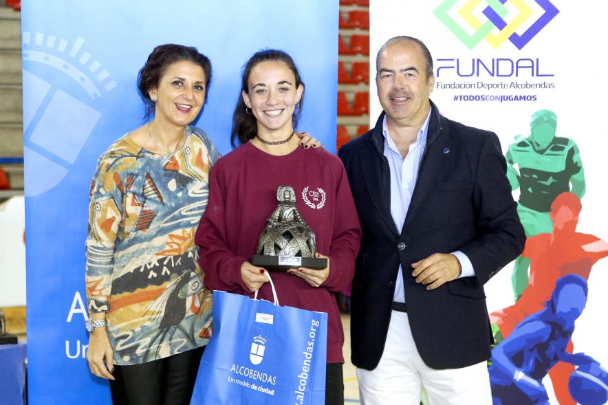 Entrega de Trofeos Torneo de Tenis La Menina 2018 - Posado de Mar Rodríguez, concejal de deportes, la ganadora y  el responsable de Fundal.    