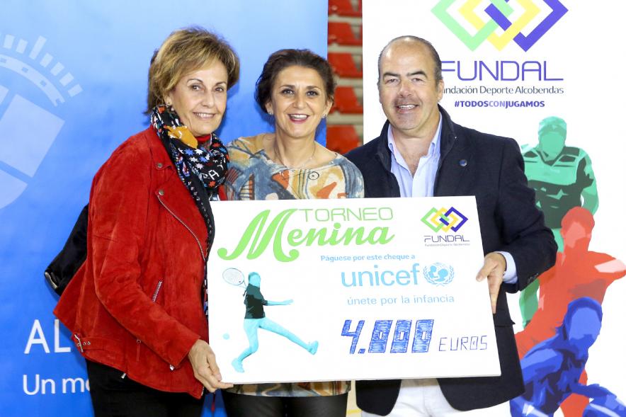 Entrega de Trofeos Torneo de Tenis La Menina 2018 - Posado de la concejal  de deportes, Mar Rodríguez, con los organizadores del torneo, con el cheque a donar a  UNICEF.