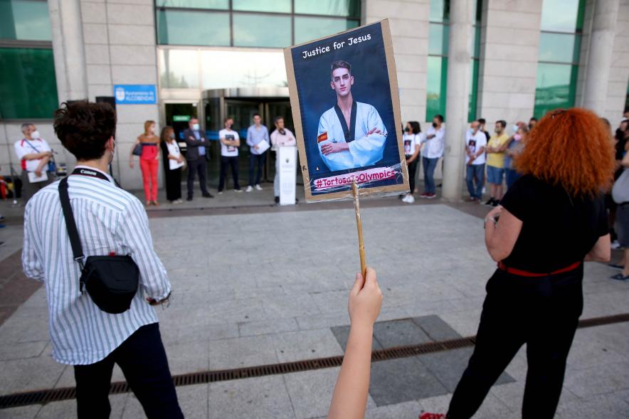 Manifestación a favor de Jesús Tortosa Jr -  Imagen de un manifestante con una pancarta con una foto de Jesús Tortosa Jr.