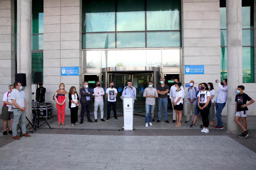 Manifestación a favor de Jesús Tortosa Jr - Imagen de Jesús Tortosa Jr dirigiéndose al público asistente.