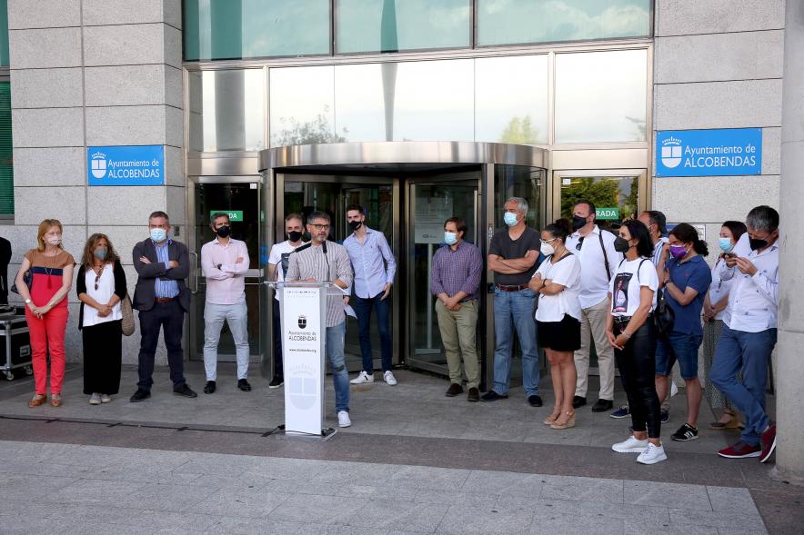 Manifestación a favor de Jesús Tortosa Jr - Imagen del alcalde Rafael Sánchez Acera dirigiéndose al público asistente.