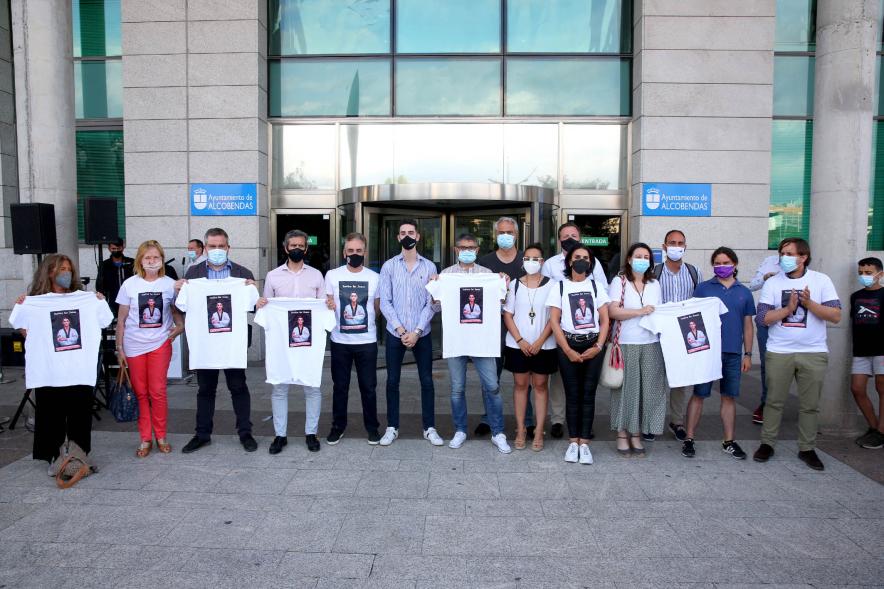 Manifestación a favor de Jesús Tortosa Jr - Imagen de Jesús Tortosa Jr con un grupo de manifestantes que llevan unas camisetas con su cara.