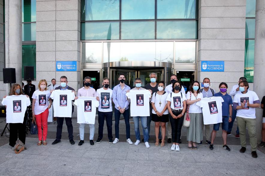 Manifestación a favor de Jesús Tortosa Jr - Imagen de Jesús Tortosa Jr con un grupo de manifestantes que llevan unas camisetas con su cara.