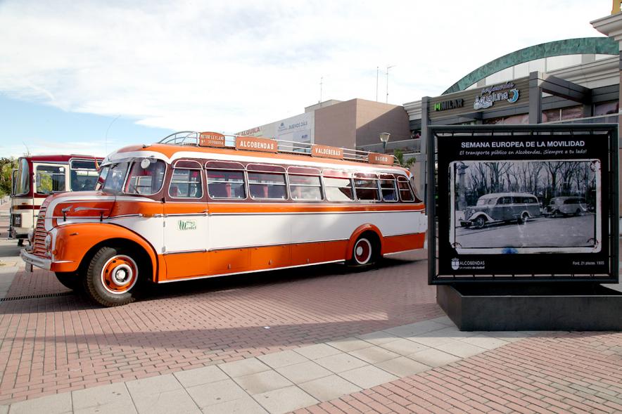Autobus antiguo largo