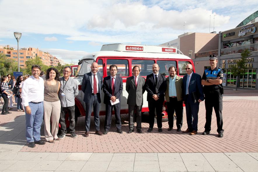 Representantes del ayuntamiento en la exposición