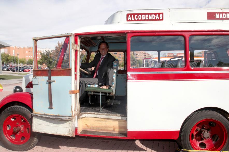 Autobus años 60 con puerta abierta