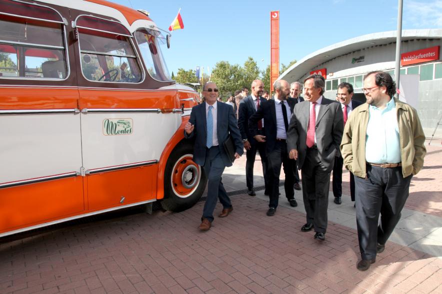 Miembros del ayuntamiento observando un autobus retro