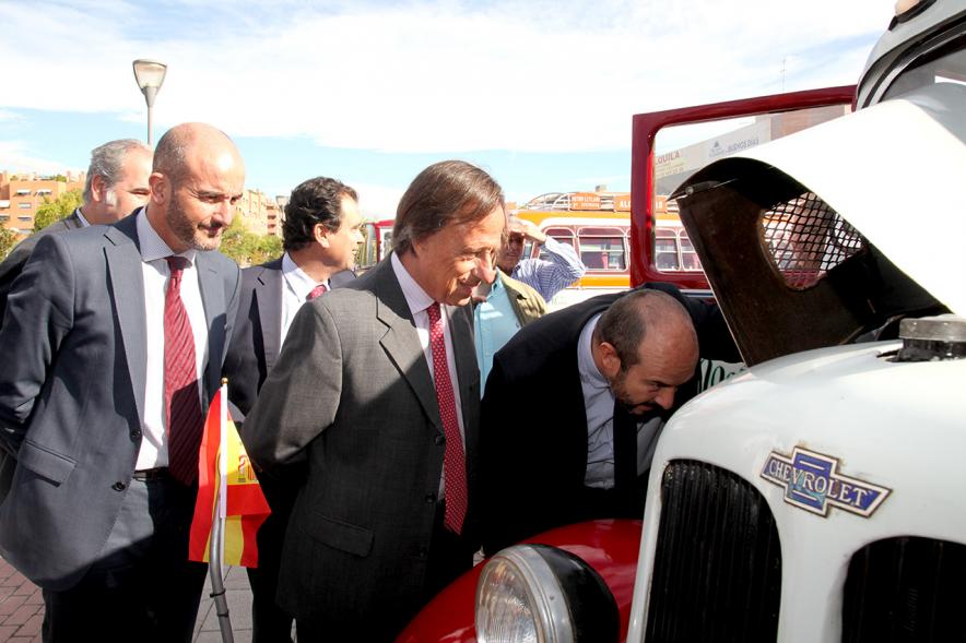 Alcalde García de Vinuesa observando el motor de un autobus clásico