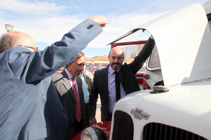Alcalde García de Vinuesa observando el motor de un autobus clásico