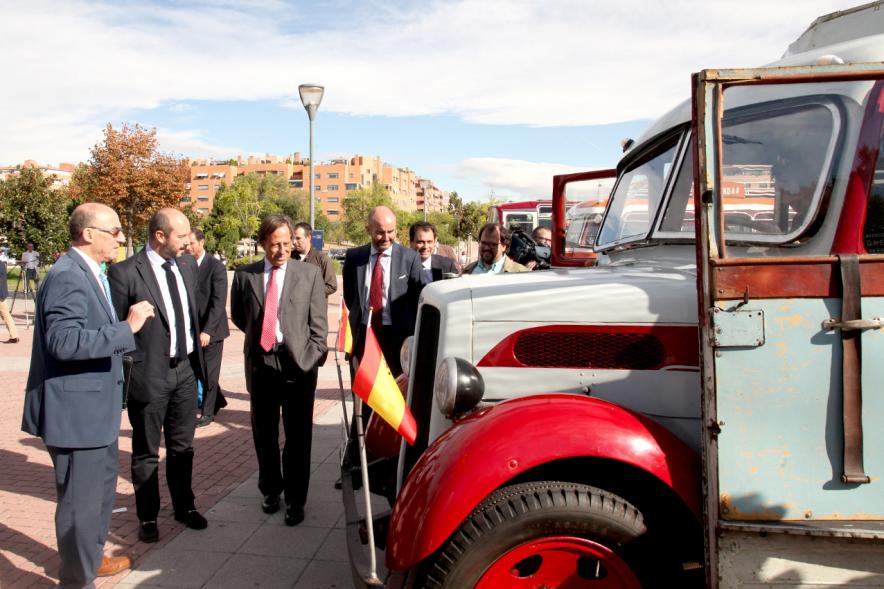 Personalidades delante de los autobuses expuestos