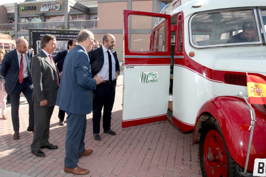 Personalidades ante un autobus expuesto