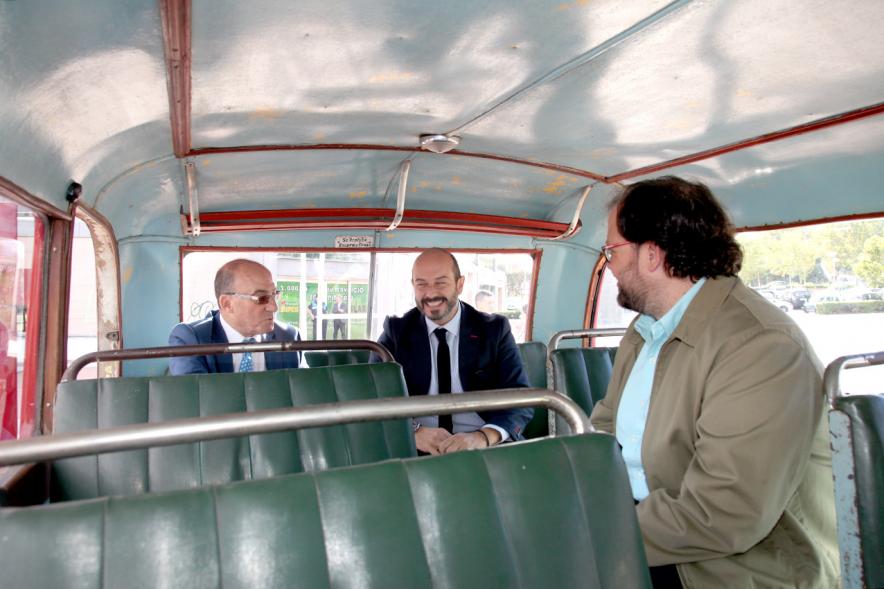 Miembros del ayuntamiento en el interior de un autobus de los años 60