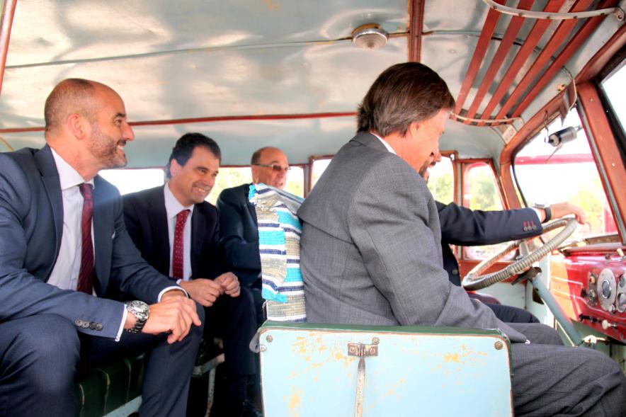 Miembros del ayuntamiento en el interior de un autobus de los años 60