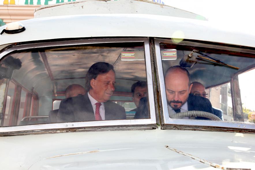 Alcalde García de Vinuesa en autobus clásico