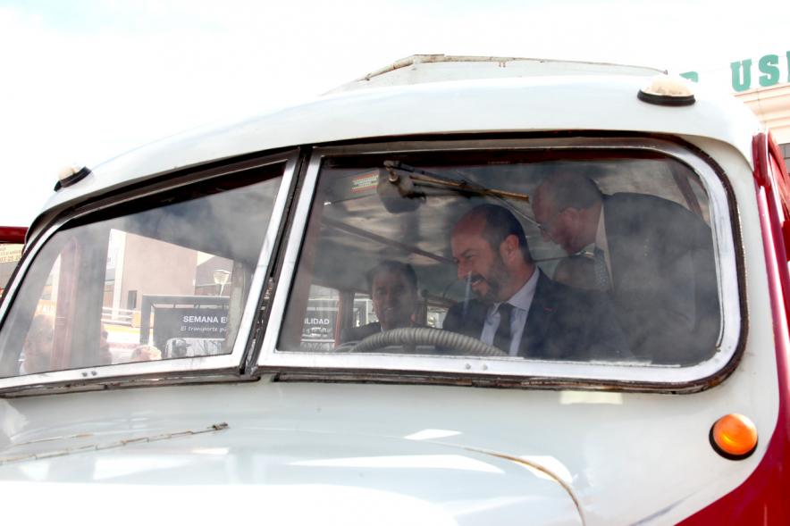 Miembros del ayuntamiento en el interior de un autobus de los años 60