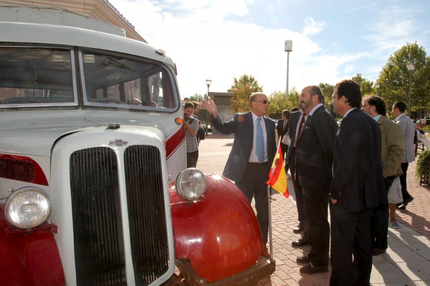 Miembros del ayuntamiento observando un autobus retro