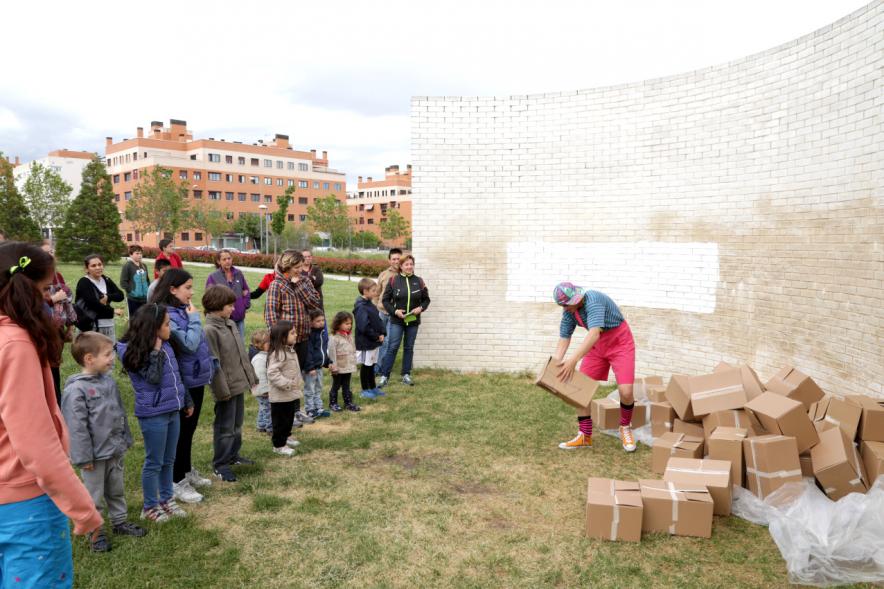 Tren del Arte - Familias asistiendo espectáculo infantil al aire libre.
