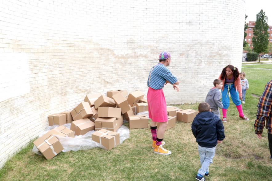 Tren del Arte - Familias asistiendo espectáculo infantil al aire libre.