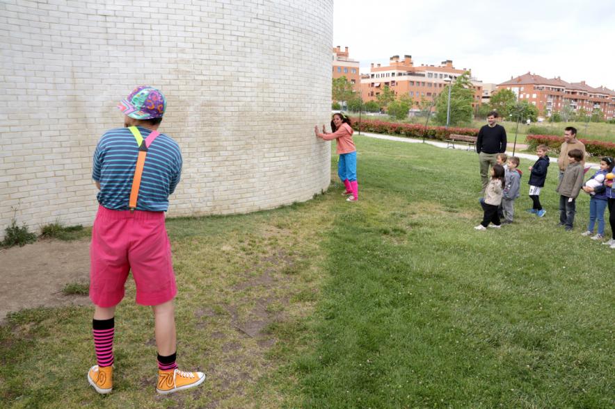 Tren del Arte - Familias asistiendo espectáculo infantil al aire libre.