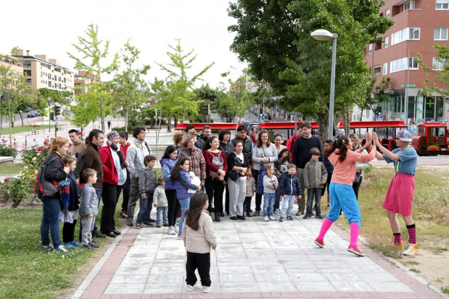 Tren del Arte - Familias asistiendo espectáculo infantil al aire libre.