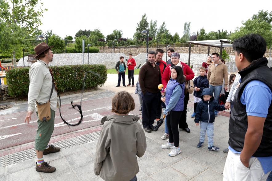 Tren del Arte - Familias asistiendo espectáculo infantil al aire libre.