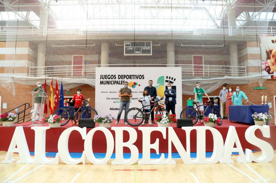 Entrega de Trofeos de Competiciones locales - Imagen amplia con los ganadores posando y un rótulo de Alcobendas en primer plano.