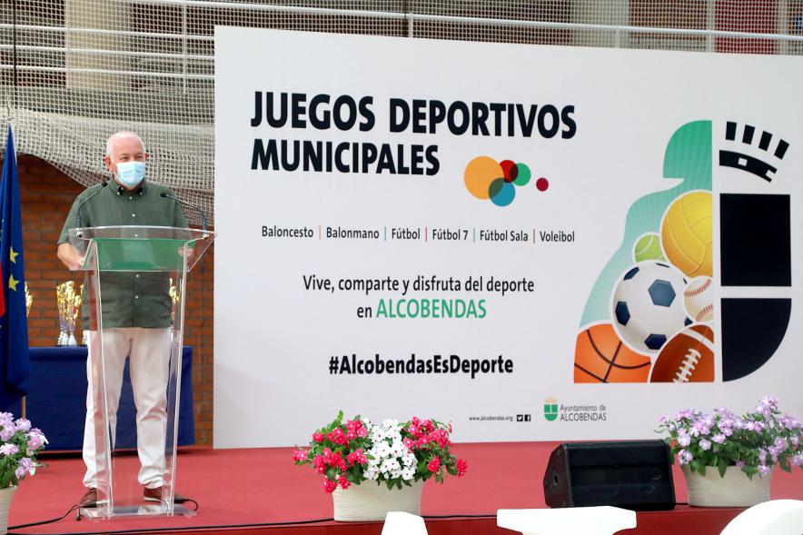Entrega de Trofeos de Competiciones Locales -  Primer plano de un organizador junto al cartel del evento deportivo.