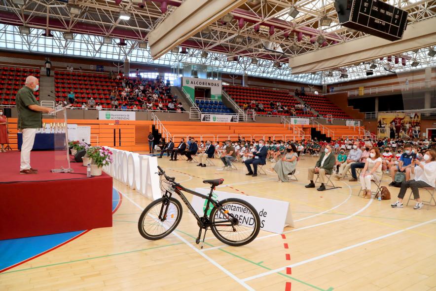 Entrega de Trofeos de Competiciones Locales - Imagen lateral del polideportivo, el publico con las medidas de seguridad.