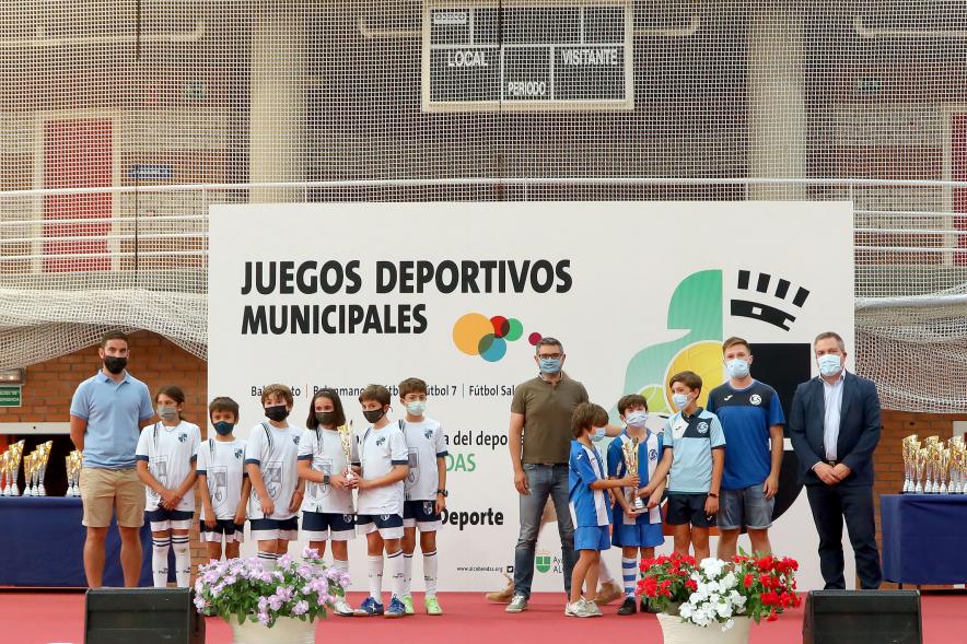 Entrega de Trofeos de Competiciones locales - Imagen del alcalde Sánchez Acera, Ángel Sánchez Sanguino, concejal, junto a los equipos infantiles ganadores.