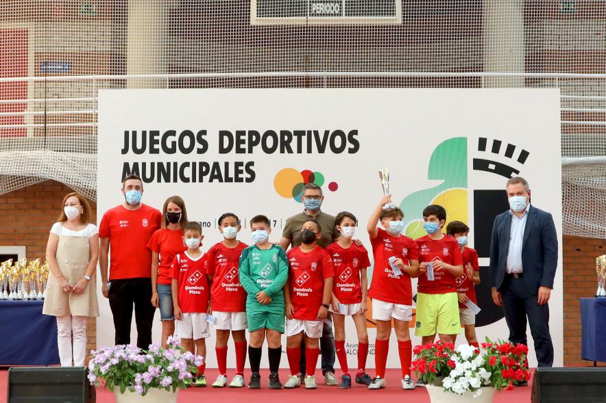 Entrega de Trofeos de Competiciones locales - Imagen del equipo ganador con su entrenador  junto al alcalde Sánchez Acera y el concejal.