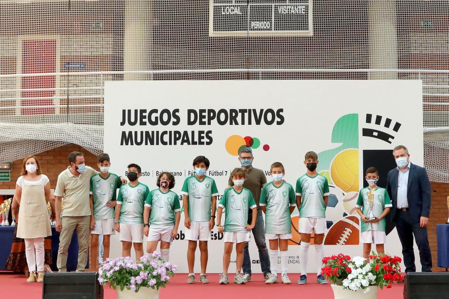 Entrega de Trofeos de Competiciones locales - Posado del alcalde Sánchez Acera, Ángel Sánchez Sanguino, concejal, junto a los equipos infantiles  participantes.