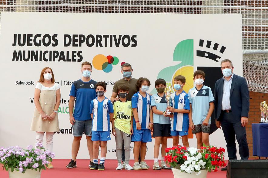 Entrega de Trofeos de Competiciones locales - Imagen del alcalde Sánchez Acera, Ángel Sánchez Sanguino, concejal, junto a los equipos infantiles participantes.