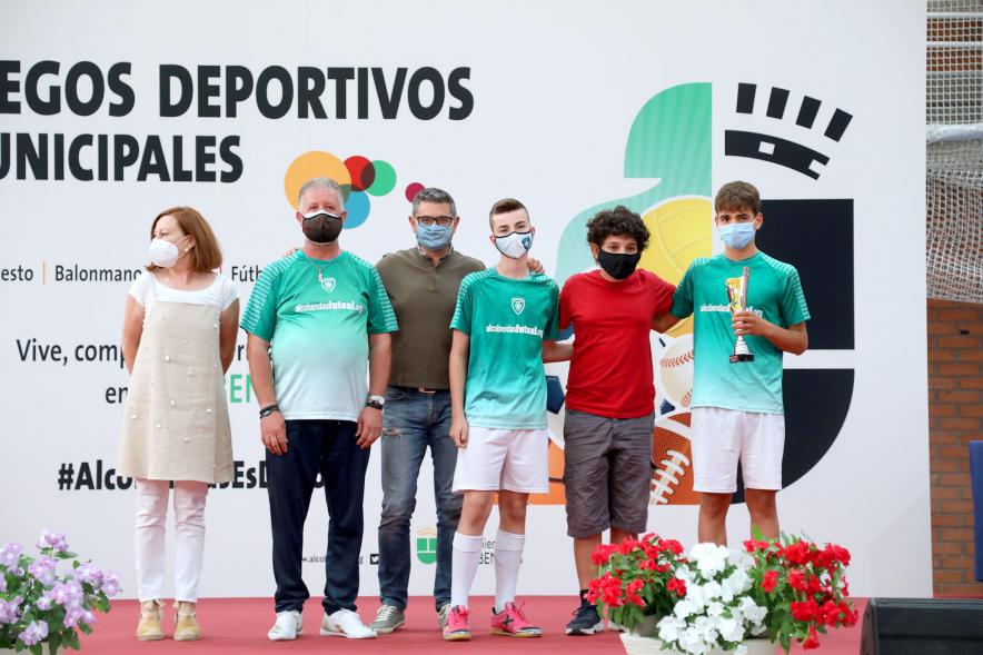 Entrega de Trofeos de Competiciones locales - Posado del alcalde Sánchez Acera, con varios deportistas infantiles.