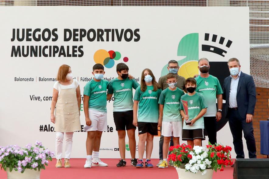 Entrega de Trofeos de Competiciones locales -Imagen del alcalde Sánchez Acera, Ángel Sánchez Sanguino, concejal, junto a los equipos infantiles participantes.
