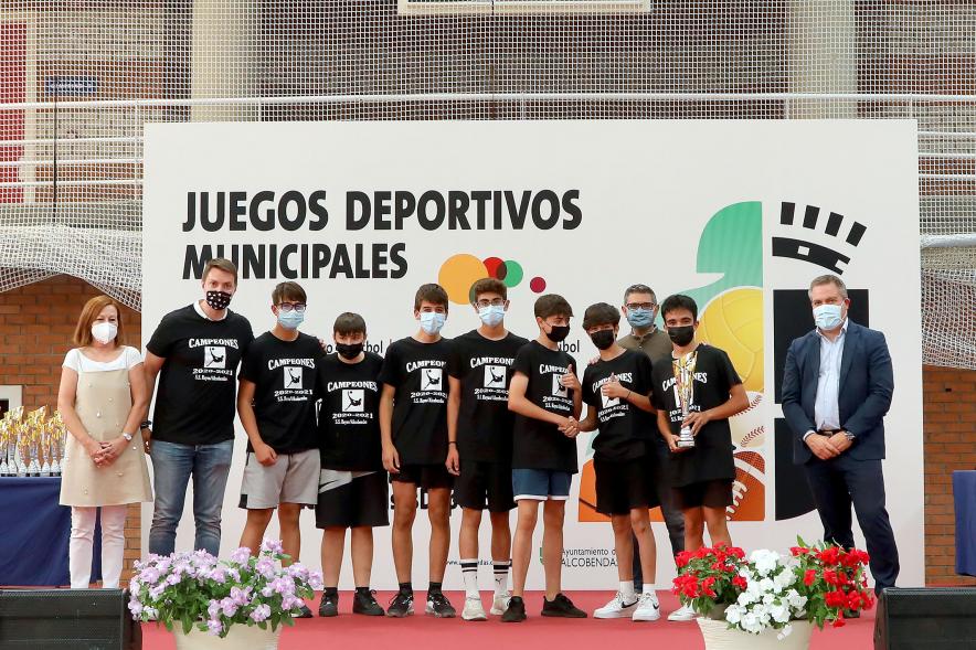 Entrega de Trofeos de Competiciones Locales - Posado del alcalde Sánchez Acera con dos colaboradores, junto a un equipo infantil ganador.