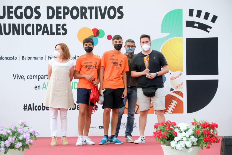 Entrega de Trofeos de Competiciones locales - Posado del alcalde Sánchez Acera, la concejal de deportes y varios deportistas infantiles.