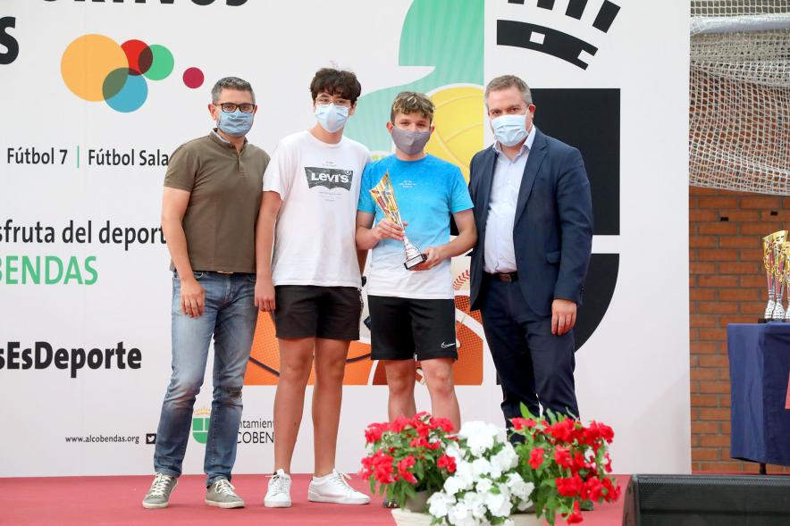 Entrega de Trofeos de Competiciones locales -  Posado del alcalde Sánchez Acera, el segundo teniente de alcalde y los jóvenes premiados.