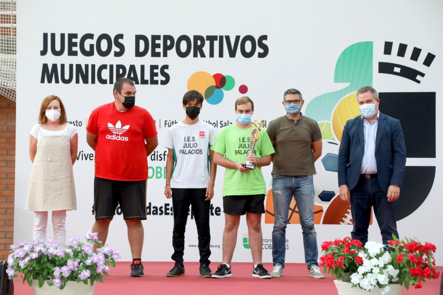 Entrega de Trofeos de Competiciones Locales -   Posado del alcalde Sánchez Acera, el segundo teniente de alcalde y los deportistas premiados.