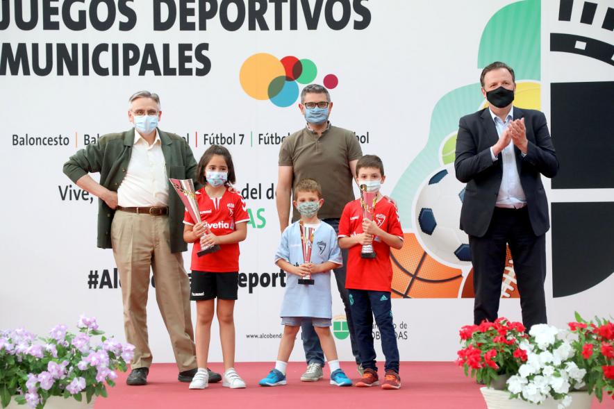 Entrega de Trofeos de Competiciones locales - Posado del alcalde Sánchez Acera, varios miembros de la corporación municipal , con los niños premiados.