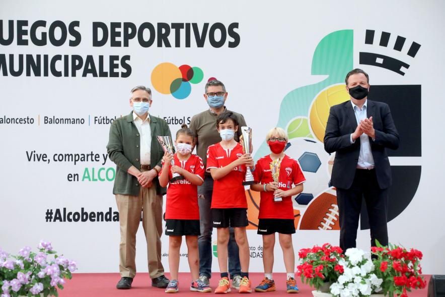 Entrega de Trofeos de Competiciones Locales - Posado del alcalde Sánchez Acera, varios miembros de la corporación municipal , con los niños premiados.