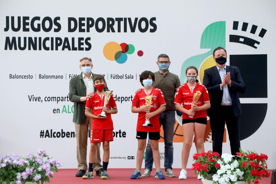 Entrega de Trofeos de Competiciones Locales -Posado del alcalde Sánchez Acera, varios miembros de la corporación municipal, con los niños premiados.