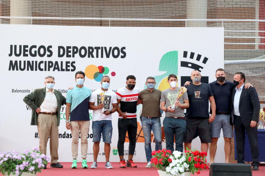 Entrega de Trofeos de Competiciones Locales - Posado del alcalde Sánchez Acera, varios miembros de la corporación municipal, con los deportistas premiados.