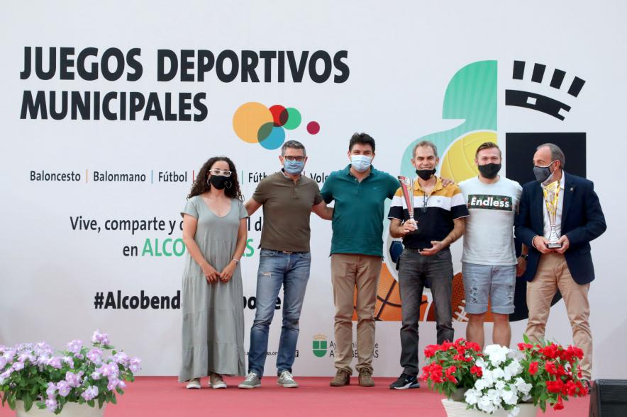 Entrega de Trofeos de Competiciones Locales -  Posado del alcalde Sánchez Acera, varios miembros de la corporación municipal, con los deportistas premiados.