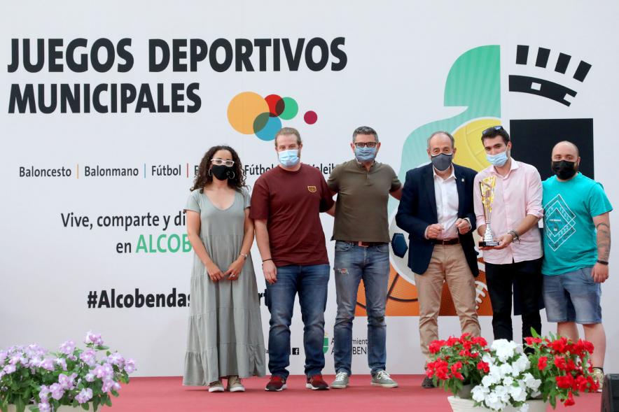 Entrega de Trofeos de Competiciones Locales -  Posado del alcalde Sánchez Acera, varios miembros de la corporación municipal, con los deportistas premiados.
