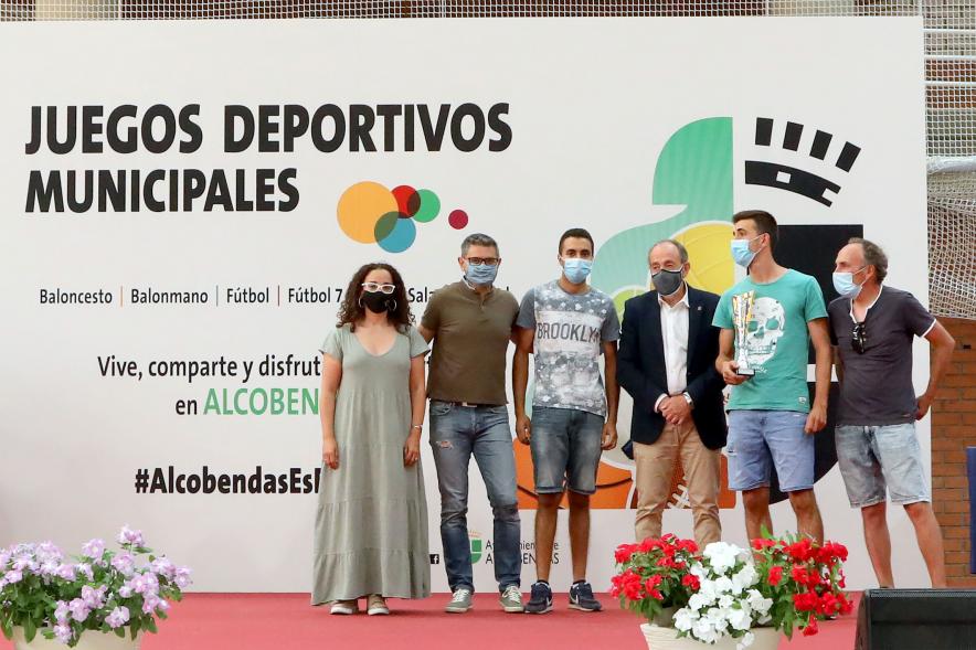 Entrega de Trofeos de Competiciones Locales - Posado del alcalde Sánchez Acera, varios miembros de la corporación municipal, con los niños premiados.