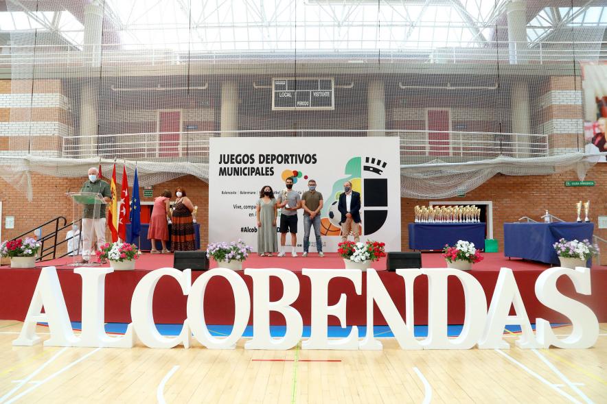 Entrega de Trofeos de Competiciones Locales - Imagen amplia con los ganadores posando y un rótulo de Alcobendas en primer plano.