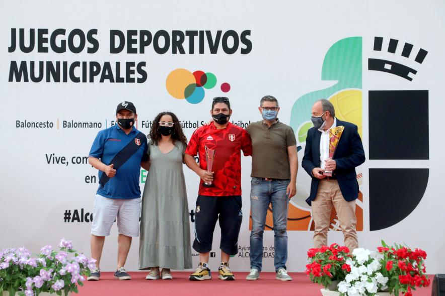 Entrega de Trofeos de Competiciones Locales - Posado del alcalde Sánchez Acera, Cristina Martínez, la concejal de cultura y los deportistas premiados.